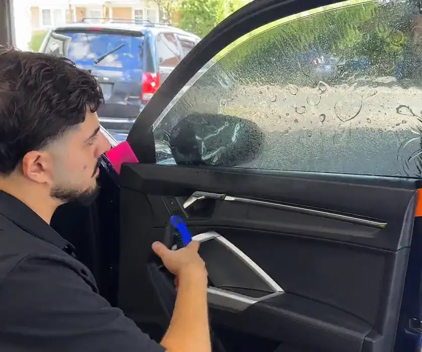 Pose d’une pellicule teintée sur une vitre de portière chez KAMO Tints, Laval.